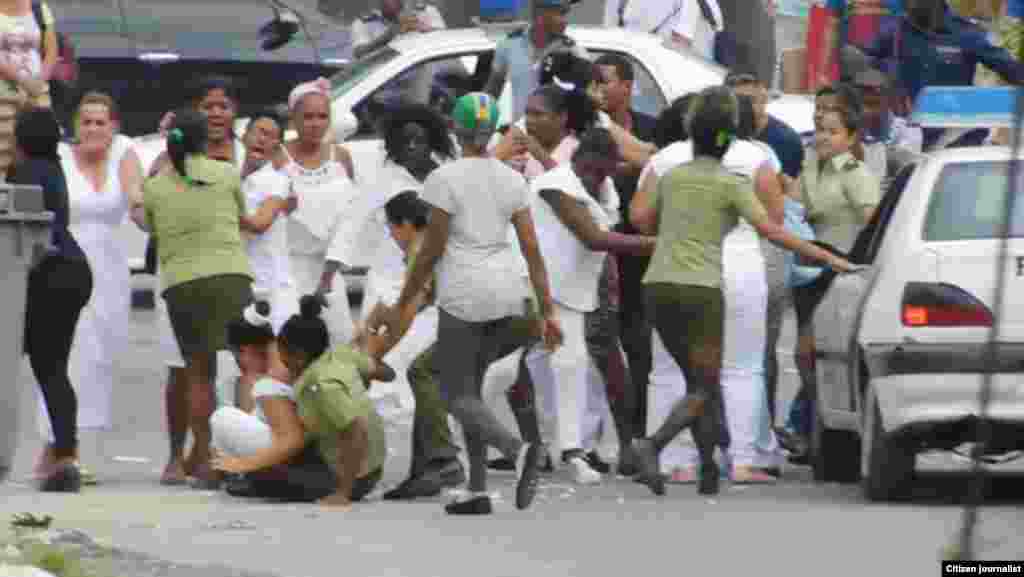 Violencia contra las Damas de Blanco el martes 29 de marzo al culminar el Té Literario en la sede del grupo de Lawton.