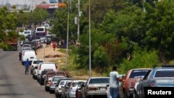 Propietarios de vehículos hacen largas colas para reabastecerse de combustible en Maracaibo, Venezuela, mayo 17 de 2019. (Reuters).