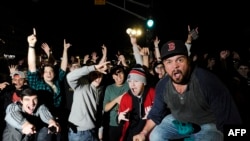 Fanáticos de los Medias Rojas celebran en Boston.