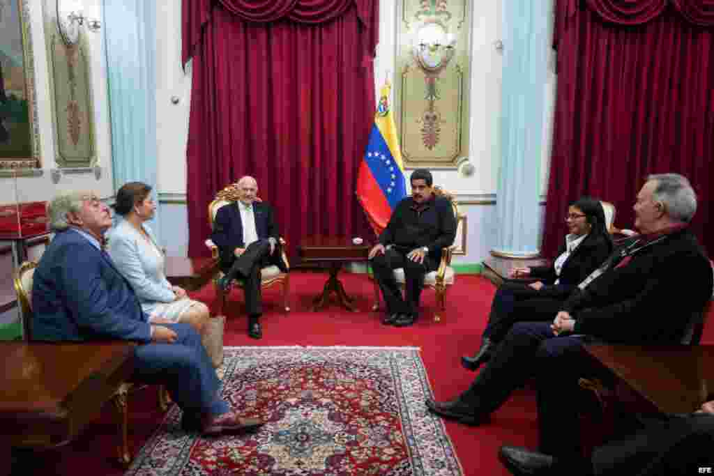 El expresidente de Colombia Andrés Pastrana (3i) se reúne con el presidente de Venezuela Nicolás Maduro (3d) hoy, sábado 5 de diciembre de 2015, en el Palacio de Miraflores en la ciudad de Caracas.