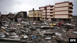 Cubanos se recuperan hoy, miércoles 5 de octubre de 2016, de los destrozos y estragos causados por el paso del huracán Matthew en Baracoa, provincia de Guantánamo (Cuba).