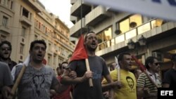 miembros del sindicato comunista griego Pame participan en una protesta contra las políticas de austeridad frente al Parlamento de Atenas (Grecia).