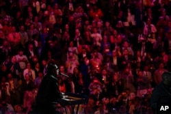 Stevie Wonder se presenta durante la Convención Nacional Demócrata el miércoles 21 de agosto de 2024 en Chicago. (Foto AP/Matt Rourke)