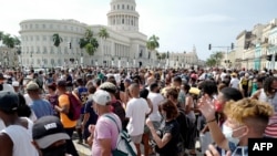 Cubanos corearon "Abajo la dictadura" el 11 de julio en rechazo al gobierno de Miguel Díaz-Canel en La Habana.