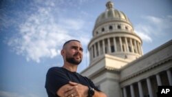 Elián González el 27 de junio de 2023, frente al Capitolio de La Habana, durante una entrevista con la agencia AP. (AP Photo/Ramón Espinosa).