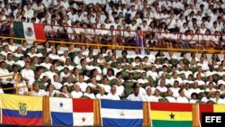 Miles de médicos y estudiantes de medicina en Cuba. 