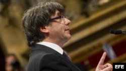 El presidente de la Generalitat, Carles Puigdemont, durante su comparecencia hoy en el Parlament, en la que ha afirmado que asume el "mandato del pueblo" para que "Cataluña se convierta en un estado independiente en forma de república", pero seguidamente 