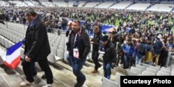 Los hinchas de la Francia y Alemania evacúan el Estadio Nacional tras los bombazos terroristas.