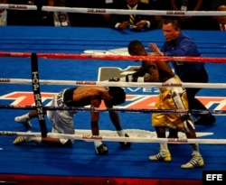 Archivo - Pelea entre el panameño Ricardo Córdoba (i) y el cubano Guillermo Rigondeaux (c) por el título peso pluma junior interino de la Asociación Mundial de Boxeo.