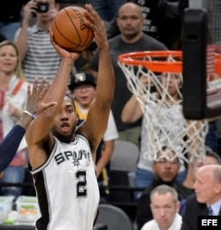 Kawhi Leonard (i) de San Antonio Spurs.