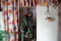 Fumigación contra el Aedes Aegypti en una vivienda cubana. (Archivo)