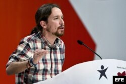 El líder de Podemos, Pablo Iglesias, durante su intervención en la IX convención del Bloque de Izquierdas portugués que se celebra hoy en el pabellón Casal Vistoso, en Lisboa.