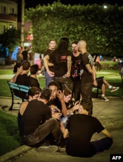 Jóvenes en el "parque G" en La Habana.