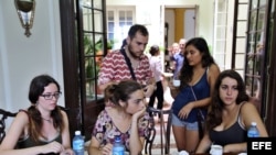 Un grupo de turistas españoles varados en Cuba tras el paso del huracán Irma, permanece hoy, lunes 11 de septiembre, en la embajada de España, donde acudieron en busca de apoyo en la Habana (Cuba). El consulado general de España en La Habana mantiene un o