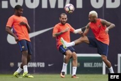 B. Marlon (i) junto a los delanteros Paco Alcácer (c) y Neymar Jr (d) durante un entrenamiento.