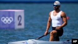 Fernando Dayán Jorge Enríquez, del Equipo Olímpico de Refugiados, descansa después de competir en las eliminatorias de canoa individual de 1000 metros masculino en los Juegos Olímpicos de Verano de 2024, el 7 de agosto de 2024, en Vaires-sur-Marne, Francia. AP/Lindsey Wasson