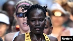 Rebecca Cheptegei de Uganda en acción durante la final de maratón femenino. REUTERS/Dylan Martinez/Foto de archivo