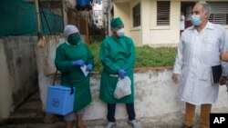 Trabajadores de la salud cubanos hacen pruebas de PCR.AP Photo/Ismael Francisco