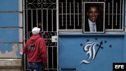  Una foto del presidente de los Estados Unidos Barack Obama cuelga la entrada de una casa, el 21 de marzo de 2016, en La Habana.