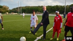 El presidente de la FIFA, Gianni Infantino, patea un balón durante la inauguración del Campo de la Polar, construido en La Habana con participación de la FIFA.