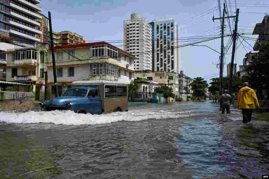 Calles de La Habana inundadas por huracán Milton.