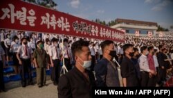 Jóvenes norcoreanos, en Pyongyang, denuncian a los desertores, el 6 de junio de 2020. (Kim Won Jin/AFP)