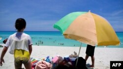 Turistas nacionales en la playa de Varadero, en Matanzas. (Archivo/Adalberto ROQUE/AFP)