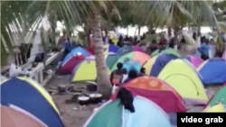 La playa de Necoclí tiene 230 carpas de migrantes.