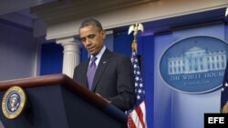 El presidente estadounidense Barack Obama habla durante una conferencia de prensa en la Casa Blanca en Washington (EE.UU.) al conocer del fallecimiento de Nelson Mandela. .