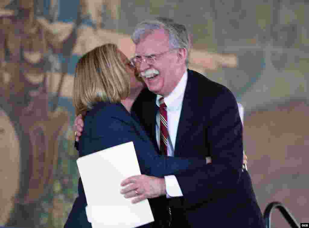 BoltonJohn Bolton, asesor de Seguridad Nacional de Estados Unidos, saluda a la congresista Ileana Ros-Lethinen durante su discurso en la emblemática Torre de la Libertad, Miami. (Foto: Roberto Koltun)