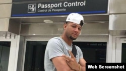 Fotografía de Swingcompleto.com, en la que se observa a Yulieski Gourriel en un aeropuerto, presuntamente el Aeropuerto Internacional de Miami (MIA).