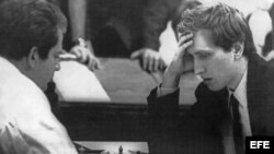 Boris Spassky (i), durante la partida con Bobby Fischer (d), en el Campeonato del Mundo de Ajedrez por equipos en Siegen, Alemania el 20 de septiembre de 1970.