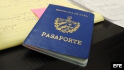 Vista de un pasaporte cubano. 