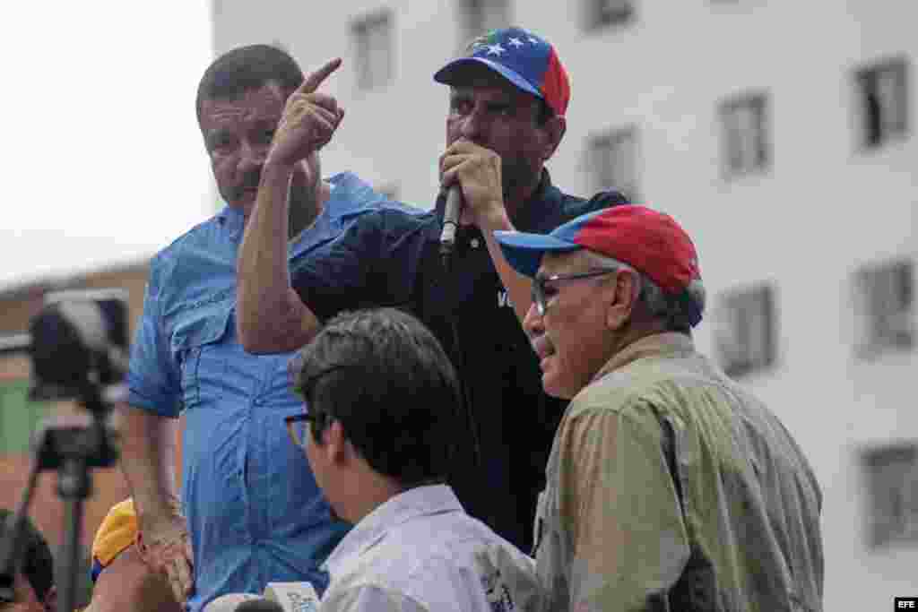 El excandidato presidencial Henrique Capriles (c) habla en una manifestación en Caracas (Venezuela).