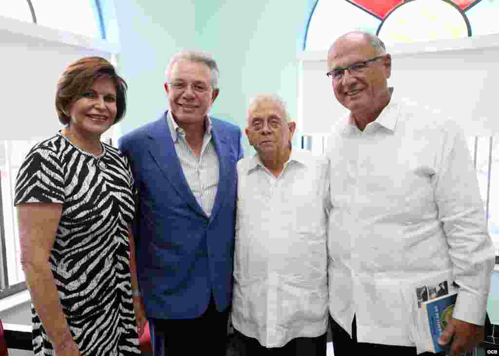 De izq. a der. Silvia y Benjamín León, Julio Estorino y el Dr. Rafael Peñalver. Foto OCB/ Roberto Koltun.