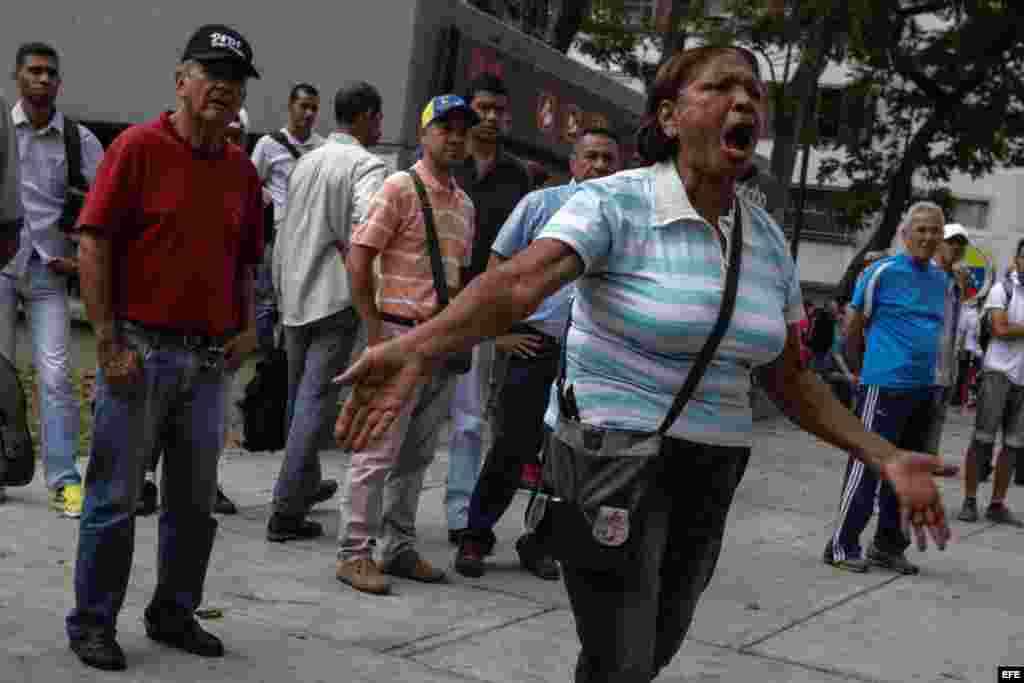 Opositores al Gobierno de Nicolás Maduro se manifiestan en rechazo a la decisión del Tribunal Supremo de asumir las competencias del Parlamento, hoy, viernes 31 de marzo de 2017, en Caracas (Venezuela). El Tribunal Supremo de Justicia (TSJ) de Venezuela d