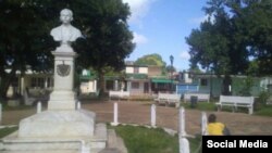 Vista general del busto de José Martí en el parque de Carlos Rojas, Matanzas, con Abascal encadenado.