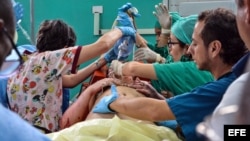 Una sobreviviente del avión Boeing-737 es atendida en el hospital Calixto García de La Habana.