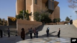 Servicio conmemorativo fuera de la Catedral de Nuestra Señora de los Ángeles, en Los Ángeles. (AP/Damian Dovarganes, Archivo)