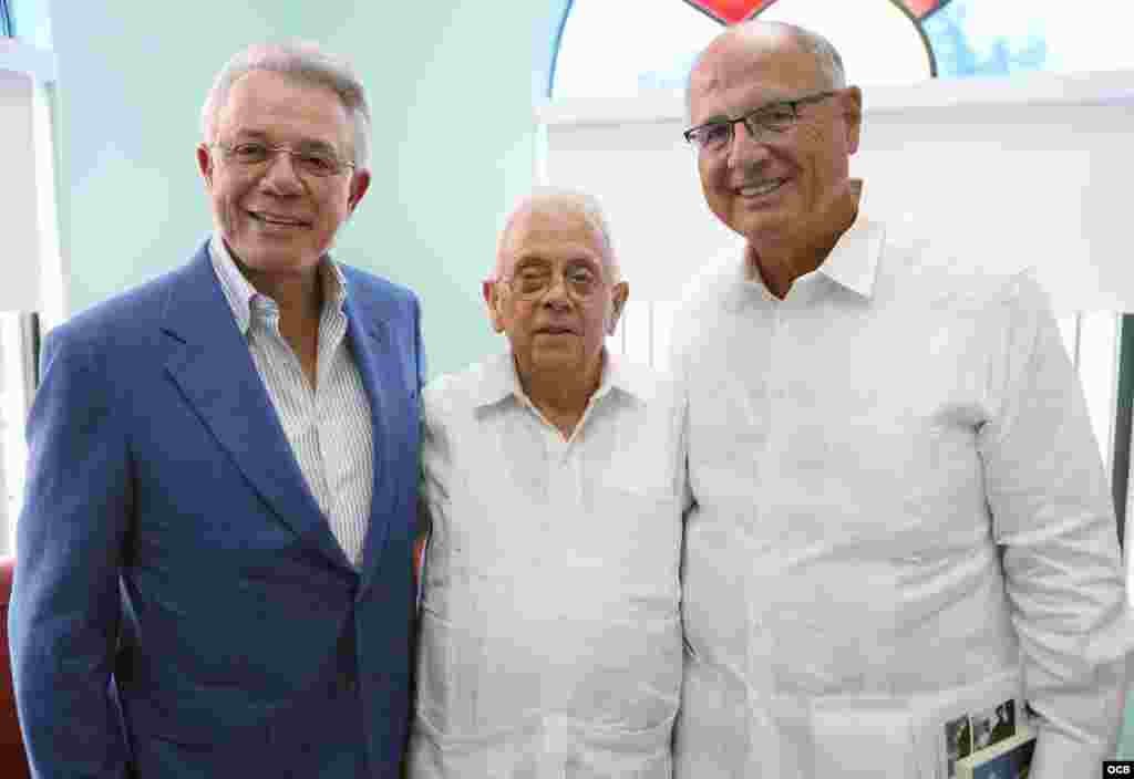 De izq. a der. Benjamín León, Julio Estorino y el Dr. Rafael Peñalver durante la presentación del libro &ldquo;Biografía de un hombre de Dios&quot; de Agustín Román. Foto OCB/ Roberto Koltun.