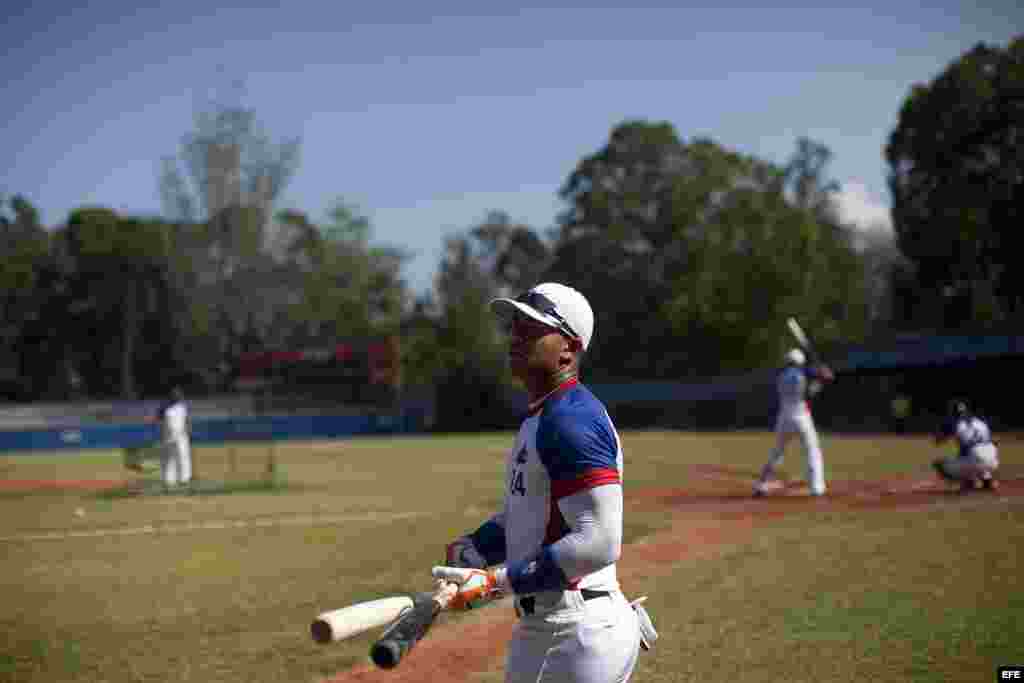 Yoan Moncada hizo su primera aparición ante unos 50 cazatalentos de la MLB. 