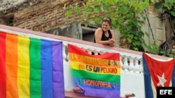 Balcón adornado con banderas cubanas y de lucha contra la homofobia en la ciudad de Santa Clara.