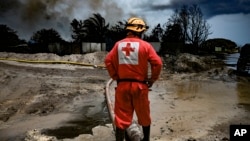 FOTO ARCHIVO. Un trabajador de la Cruz Roja en el incendio de la Base de Supertanqueros de Matanzas, en agosto de 2022. Yamil Lage, foto de Pool vía AP