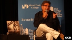 El historiador y crítico de arte Rafael Acosta de Arriba en la presentación de su libro en el Koubek Center, en Miami. 