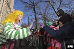 Un pasayo bromea con unos niños durante el 87º desfile de Acción de Gracias de los grandes almacenes Macy's, en Nueva York, EE.UU.