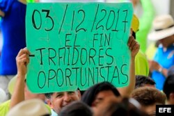 Miembros y delegados del partido Alianza País participan en la convención del movimiento.