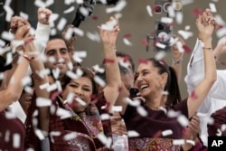 La candidata presidencial Claudia Sheinbaum después de hablar en su mitin de cierre de campaña en el Zócalo de la Ciudad de México, el miércoles 29 de mayo de 2024. Las elecciones generales de México están previstas para el 2 de junio (AP Photo/Eduardo Verdugo).