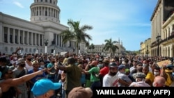 El 11 de julio los cubanos llegaron hasta el frente del Capitolio, sede de la Asamblea Nacional, exigiendo el fin del régimen comunista.