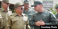 El ministro de Defensa de Venezuela, Vladimir Padrino (d), con el ministro cubano de las FAR Leopoldo Cintra Frías (Archivo).