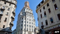 Edificio sede de ETECSA en La Habana. YAMIL LAGE / AFP